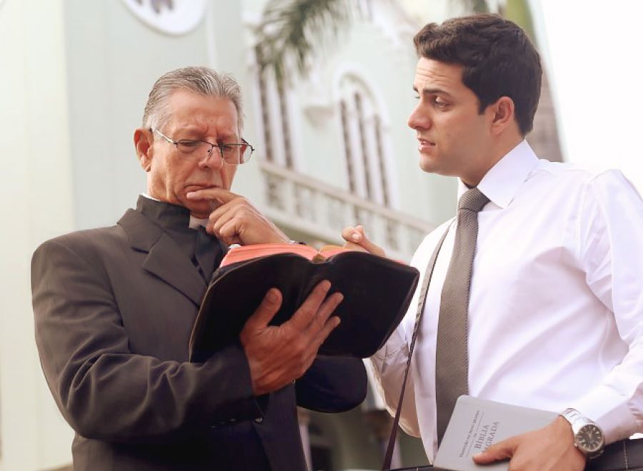 Mor’abo rona o Sebelisa Bibele ea Mong’a Ntlo ha a mo Ruta ka Molimo