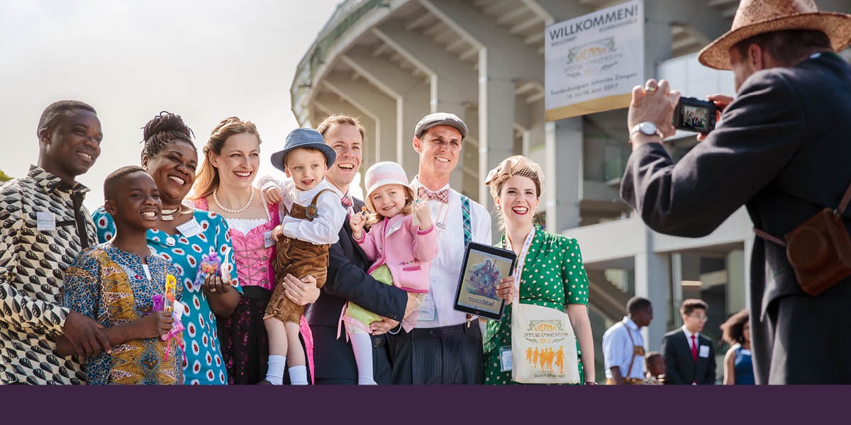 Malapa a Lipaki tsa Jehova a merabe e fapaneng a kopanong e khethehileng motse moholo oa Austria Vienna