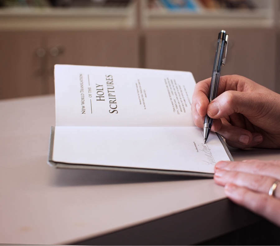 E mong oa Lipaki tsa Jehova o ngola Bibele ea hae lebitso la hae