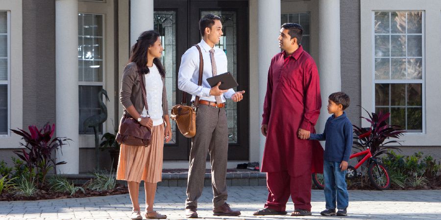 Banyalani ba kopana le ntate le mor’a hae ba buoang puo e sa tsoaneng le ea bona