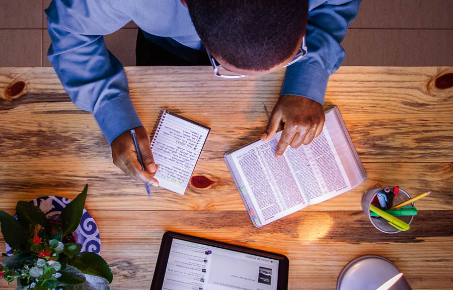 Mora oa bo rona ea mocha o lokisetsa ho paka ka fono ka ho sheba mangolo ao a tla a bala le ho ngola lintlha tse khutšoanyane.