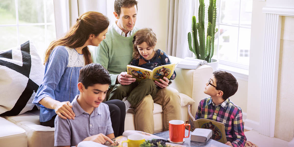 Batsoali ba ruta bana ba bona ba sebelisa buka ea “Ithute ho Mosuoe e Moholo”.