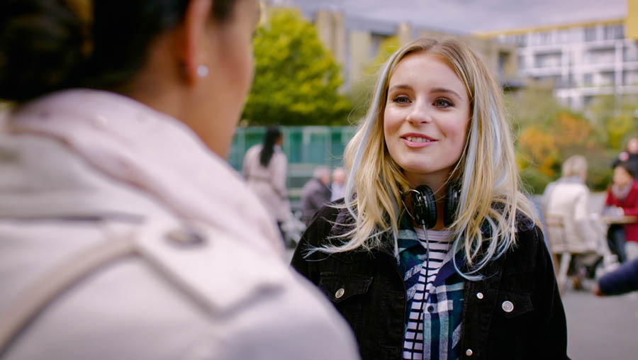 Litšoantšo tse hlahang videong ea ‘Thabela Mosebetsi oa ho Etsa Barutuoa​—⁠Ntlafatsa Tsela eo u Rutang ka Eona​—⁠ka ho Hatisa Bohlokoa ba Lentsoe la Molimo.’ Nteboheleng oa bososela o shebile Lipontšo.