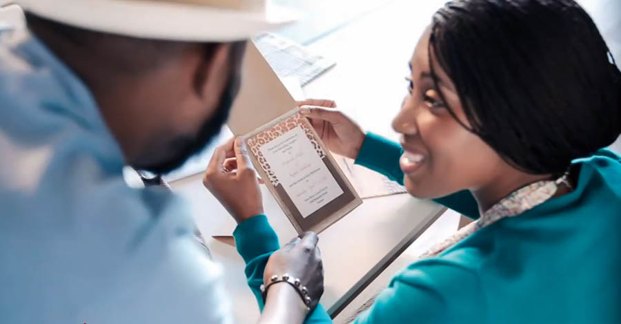 Setšoantšo se hlahang videong ea “E-ba le Letsoalo le Letle.” Mpho le monna oa hae ba shebile memo ea lenyalo.