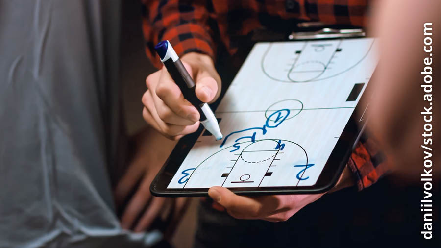 Karolo ea video ea “Bocha ba Ka​—Nka Buisana le Batsoali ba ka Joang?” Mokoetlisi oa basketball o ngolla pampiring ho bontša libapali tsa hae hore na li lokela ho etsang.