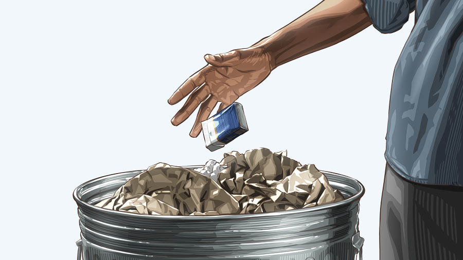 Monna o lahla pakete ea lisakerete.