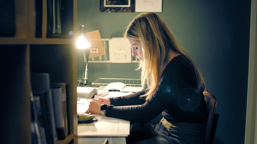 Karolo ea video ea “Thusa Motho eo U Ithutang Bibele le Eena Hore a Khaotse Mekhoa e Mebe.” Lipontšo o rapela hore Jehova a mo thuse.