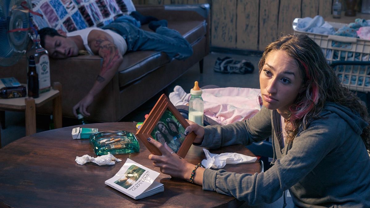 Morali oa bo rona o nyalane le motho eo e seng Paki, joale o se a e-na le ngoana ’me o nahana ka bophelo ba hae ha a ne a ntse a sebeletsa Jehova ka cheseho. Tafoleng ho na le lisakarete. Monna oa hae ea tahiloeng o robetse sofeng.