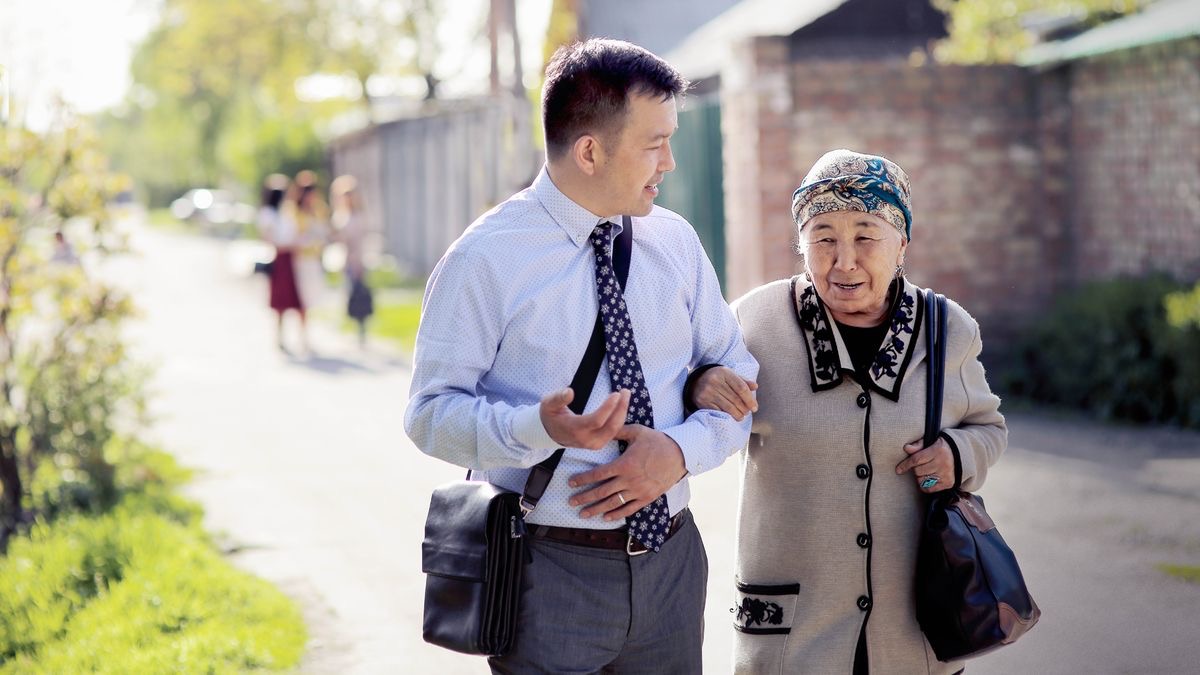 Moholo e mocha o tsamaea le morali oa bo rona ea seng a holile tšimong ’me o mo tšehelitse ka letsoho.