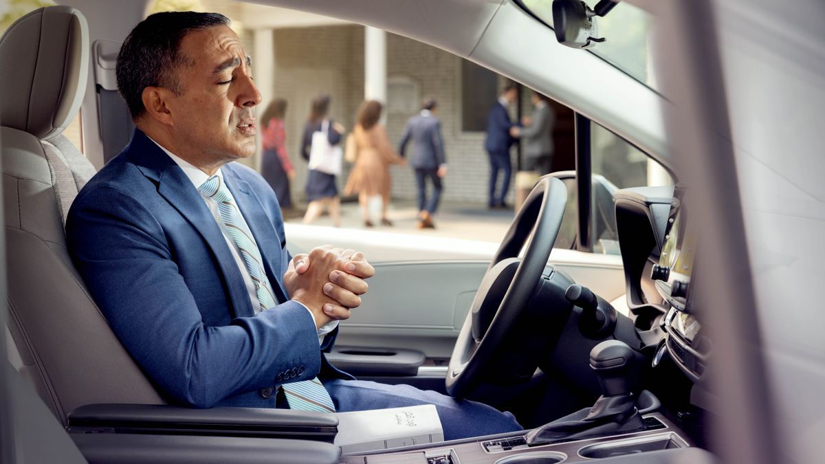 Ntate ea khaotsoeng o ntse a rapela a lutse ka koloing pele a kena ka Holong ea ’Muso.