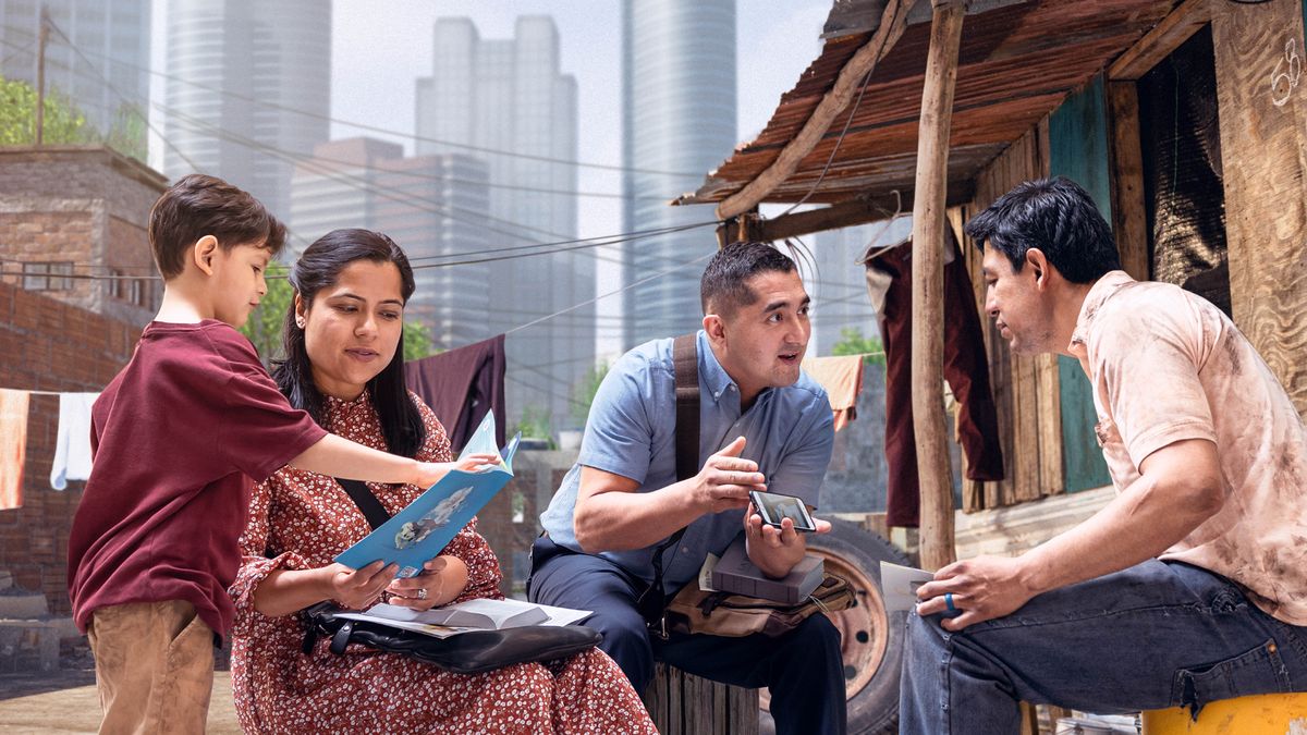 Banyalani ba pakela ntate le mora oa hae ba lulang mok’huk’hung o pel’a toropo e ntle.