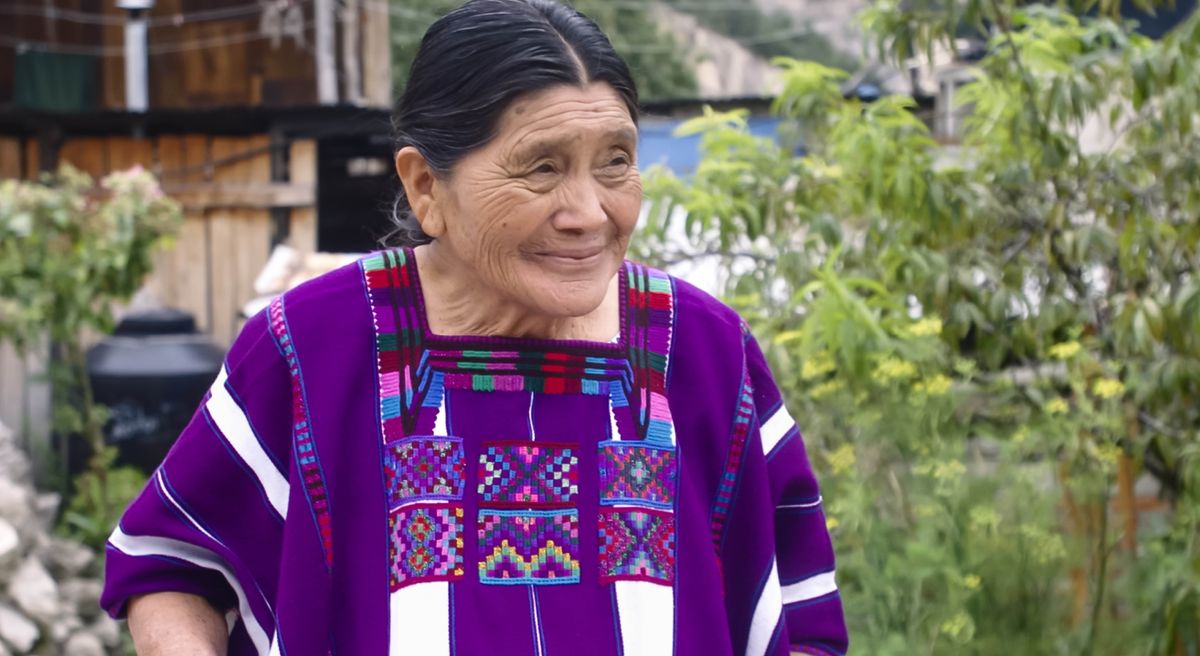 Setšoantšo se hlahang videong ea “Rata Bakreste-’moho le Uena ka Pelo Eohle​—⁠Ba Holileng.” Morali oa bo rona Paulina Sántiz Gómez o bososela a eme ka pel’a ntlo ea hae.