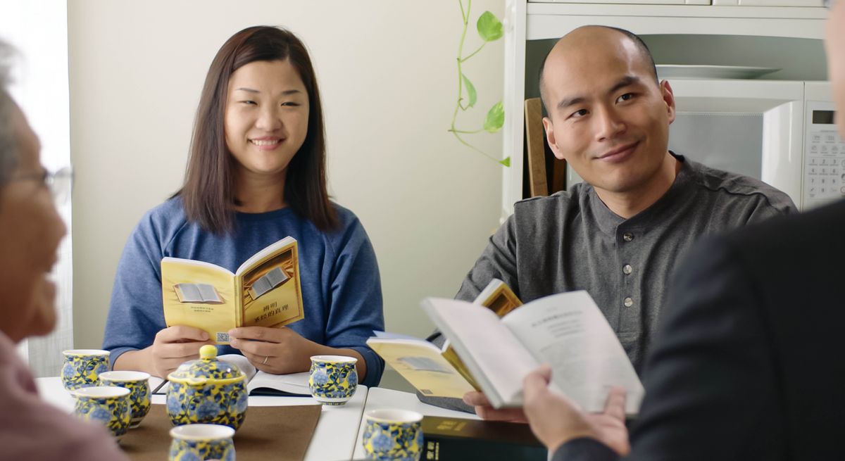 Setšoantšo se hlahang videong ea “Rata Bakreste-’moho le Uena ka Pelo Eohle​—⁠Ba Tsoang Linaheng Tse Ling.” Morabo rona Bill le morali oa bo rona Maggie Zeng ba a bososela nakong ea thuto ea Bibele.