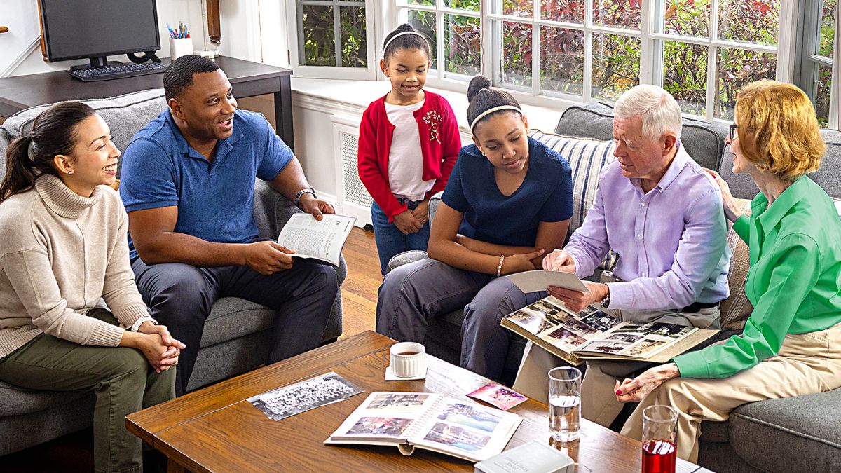 Lelapa le neng le hlahile bekeng e fetileng karolong ea “Lintlha Tse ka re Thusang ha re Etsa Borapeli ba Lelapa.” Le memme banyalani ba holileng bakeng sa borapeli ba lelapa ’me ba mametse ba thabile ha banyalani bana ba ba bontša linepe le ho ba phetela lipale tsa bona tsa bophelo.