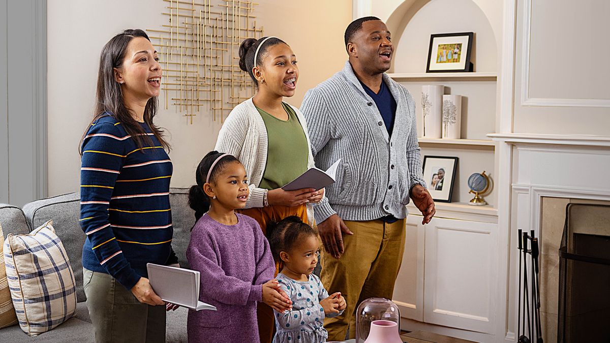 Lelapa le bontšitsoeng pejana le eme ’me le bina pina ea ’Muso.