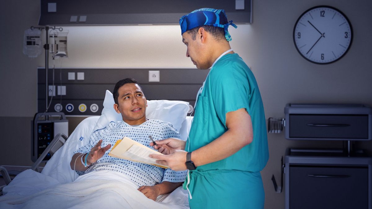 Ngaka e fa mor’abo rona ea betheng ea sepetlele pampiri le pene.