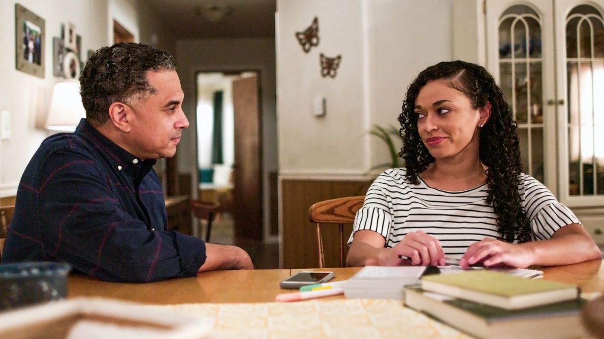 Karolo e hlahang videong ea “‘Bontšang Mamello ka Hore le Ratane’​—Bana ba Hao.” Mor’abo rona Max o mametse morali oa hae Sue ka mamello.