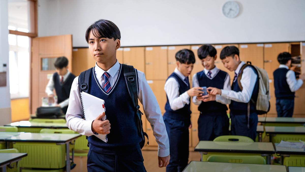 Mor’abo rona e mocha o sekolong ’me o tloha ka phatla e phahameng ho bana bao a kenang sekolo le bona ba shebileng fono.