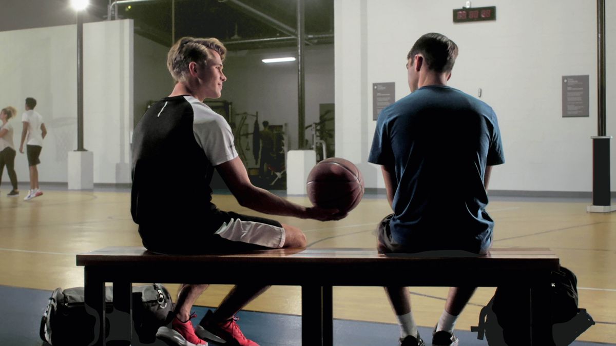 Setšoantšo se hlahang videong ea “‘Ho na le Nako e Nepahetseng Bakeng sa Ntho e Ngoe le e Ngoe’—Ho Etsa Metsoalle ho Nka Nako.” August o fa Ben basketball ha ba ntse ba lutse bencheng ka lebaleng la basketball le ka har’a mohaho.