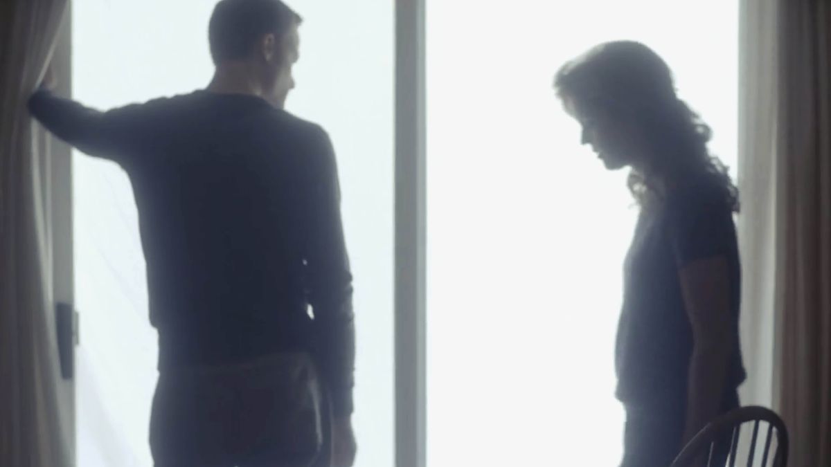 Setšoantšo se hlahang videong ea “Jehova o Haufi le ba Lipelo li Robehileng.” Mora le Morali oa bo rona Septer ba utloile bohloko ka lebaka la ho hlokahalloa ke ngoana.