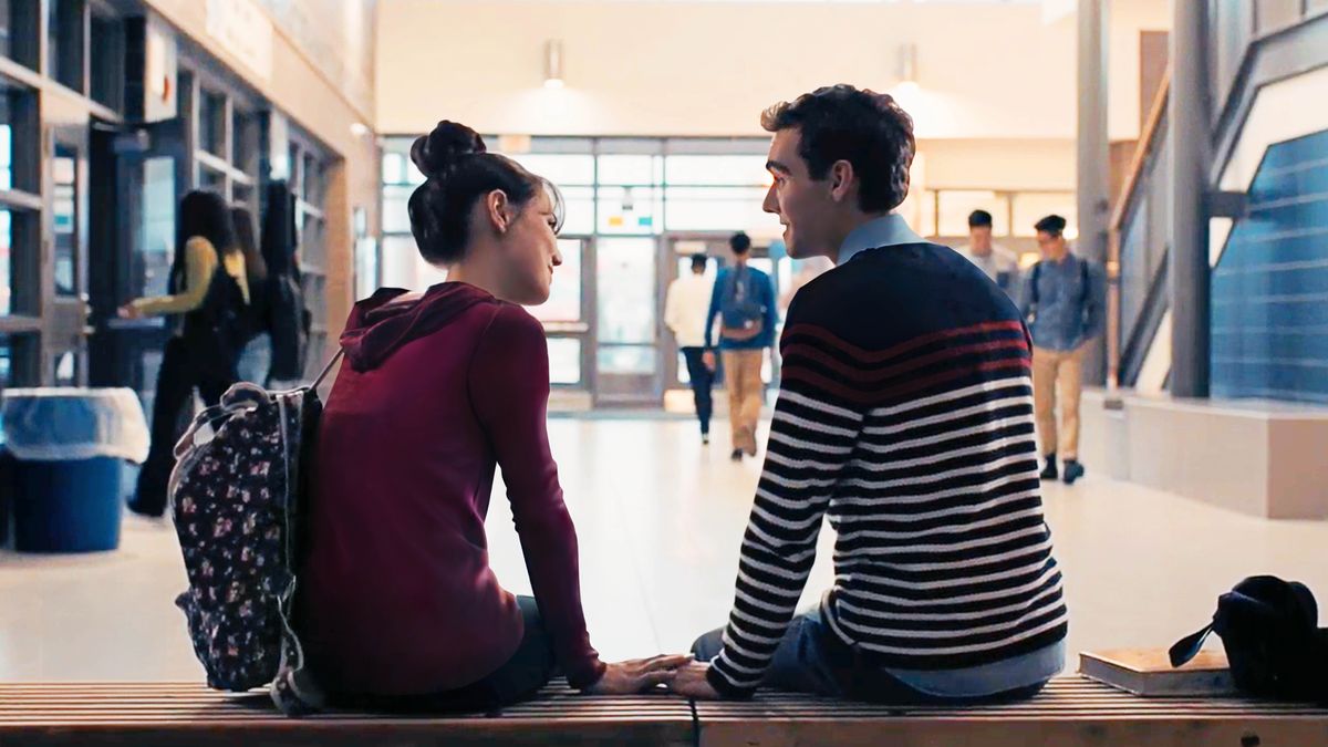 Setšoantšo se hlahang videong ea “Molimo ‘O Tseba Liphiri Tse ka Pelong ea Motho.’” Mor’abo rona o lutse pel’a ngoanana e mong sekolong ’me ngoanana eo o mo tšoara ka letsoho.