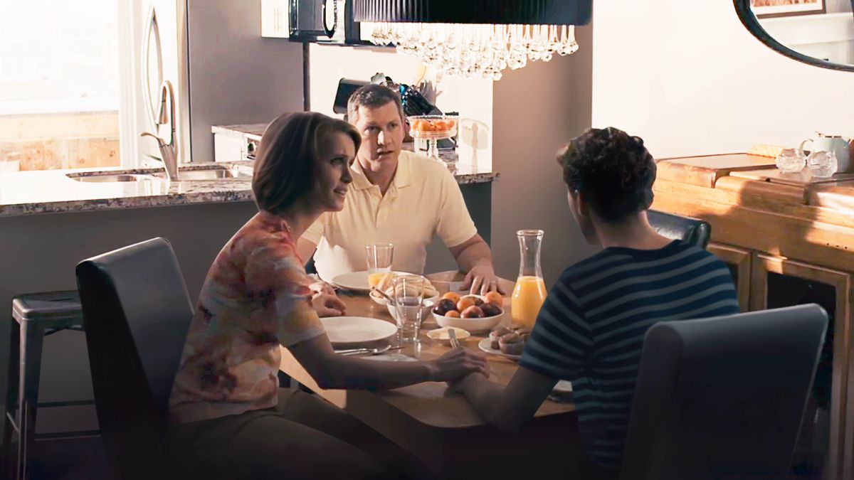 Setšoantšo se hlahang videong ea “Molimo ‘O Tseba Liphiri Tse ka Pelong ea Motho.’” Mor’abo rona o bua le batsoali ba hae nakong ea lijo tsa mantsiboea.