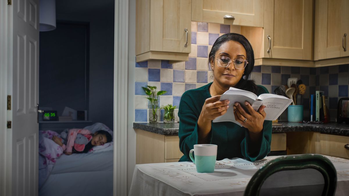 ’Mè o bala Bibele hoseng ha morali oa hae a ntse a robetse.