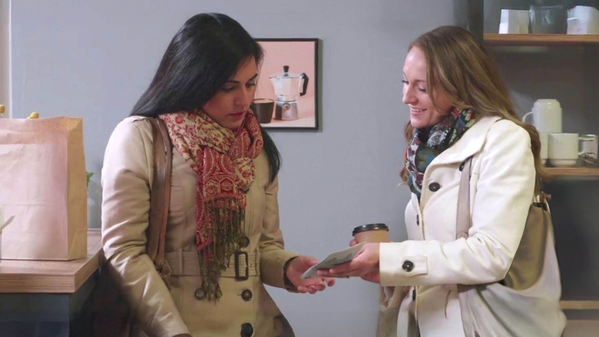 Setšoantšo se hlahang videong ea “Jehova ‘ha a Hole le Rona.’ ” Morali oa bo rona o fa ausi e mong pampitšana ha ba le shopong e rekisang kofi.