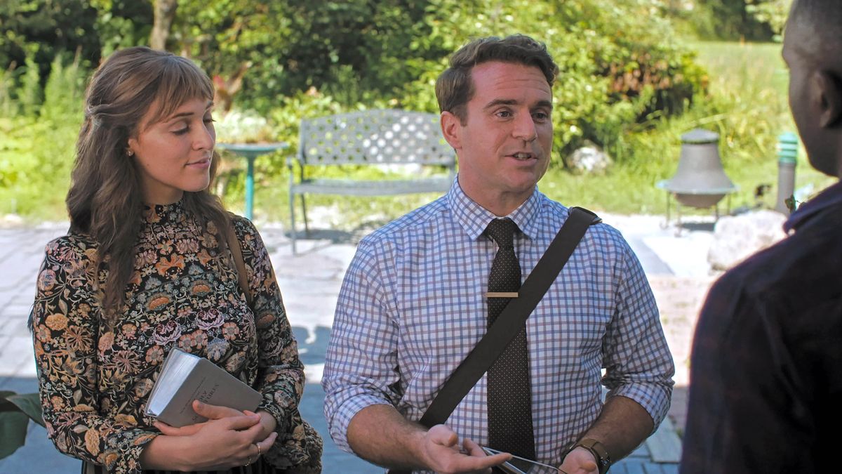 Setšoantšo se hlahang videong ea “ ‘Labalabela ho Bolela Litaba Tse Monate—⁠Ikemisetse ho Sebelisa Lithulusi Tse Nepahetseng’—⁠Karoloana.” Banyalani ba tšimong ’me ba pakela ntate e mong.