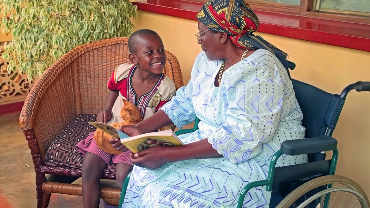 Setšoantšo se hlahang videong ea “Khotso e Tla ba Teng Lefatšeng Lohle!—⁠U se ke oa Felloa ke Matla.” Nkhono oa khothala ha a ntse a balla ngoana buka ea “Ithute ho Mosuoe e Moholo.”