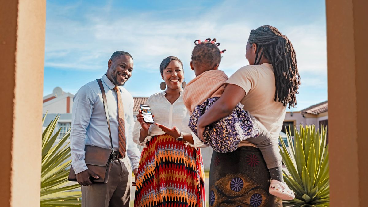Banyalani ba tšimong ’me ba bontša ’mè e mong le moralinyana oa hae websaete ea jw.org.