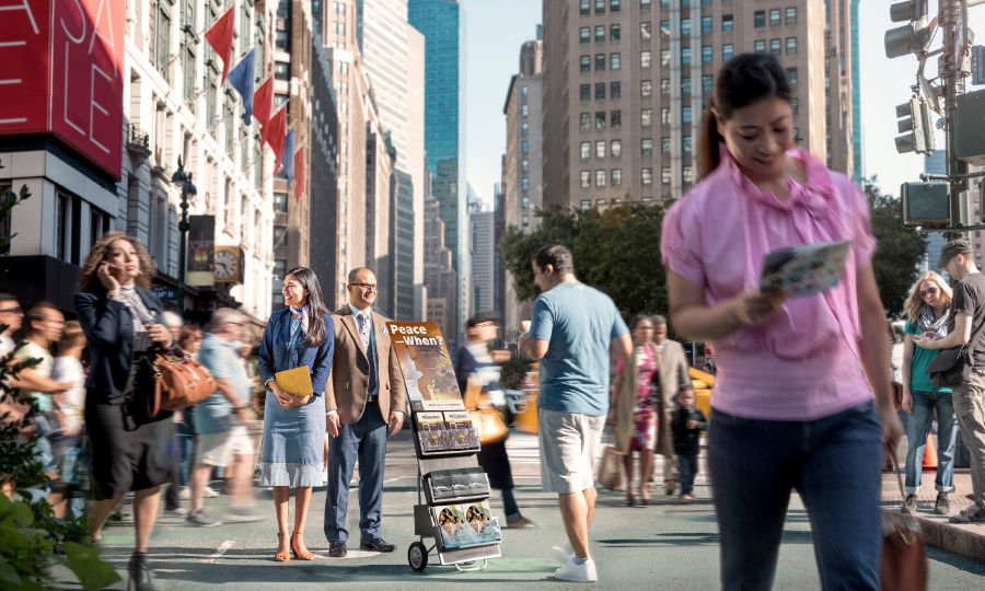 Banyalani ba eme pel’a teroli ea limakasine. Batho ba bang ba fetang ba nka limakasine empa ba bang ha ba na taba le tsona.