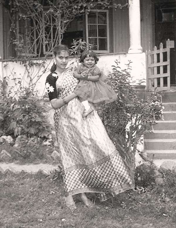 Nalini ha e sa le ngoana, o nkiloe ke ’mè oa hae