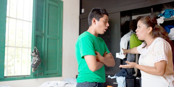 ’Mè o ngangisana le mora oa hae