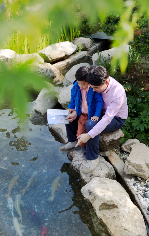 Motsoali o ruta ngoana oa hae a sebelisa pōpo