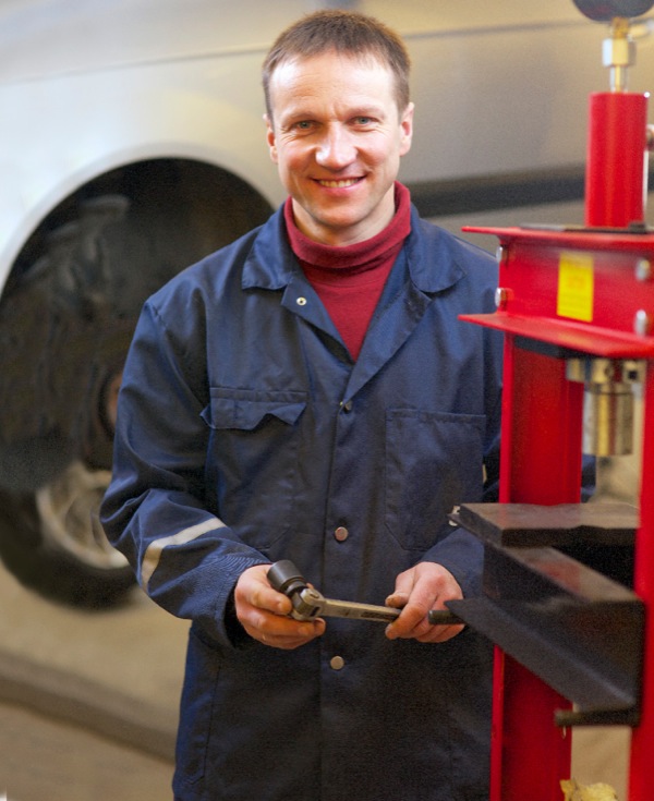 Ivars Vigulis o thusa ho lokisa likoloi ofising ea lekala