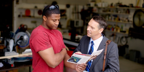 Tim le Thabiso ba buisana ka Bibele ba sebelisa makasine ea Molula-Qhooa