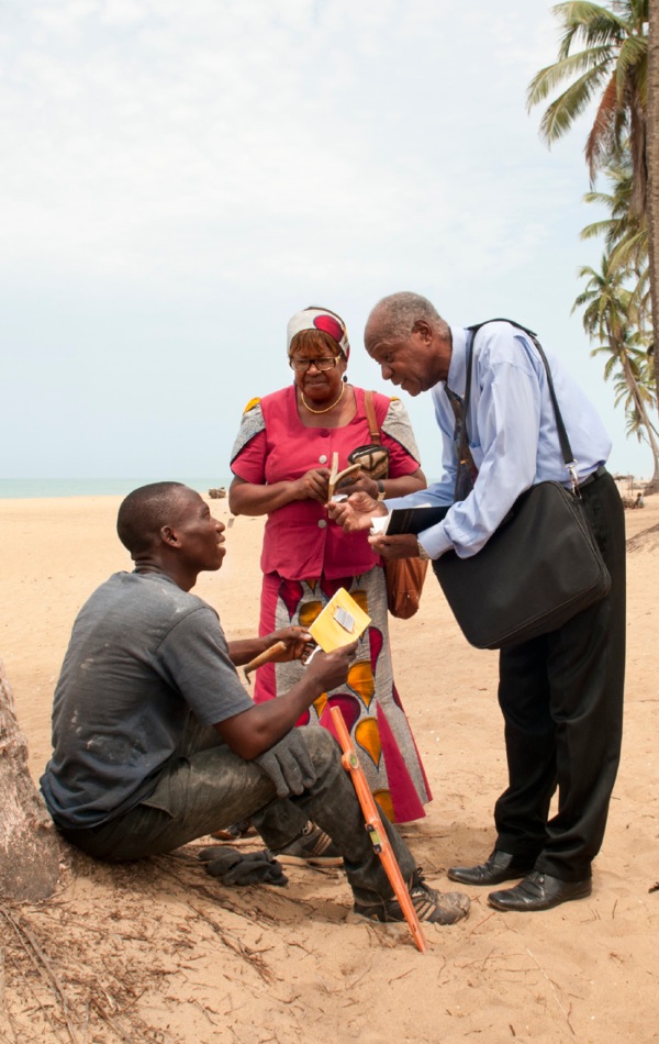 Albert-Fayette le Aurele ba bontša hore na thuto ea Bibele e khannoa joang Benin