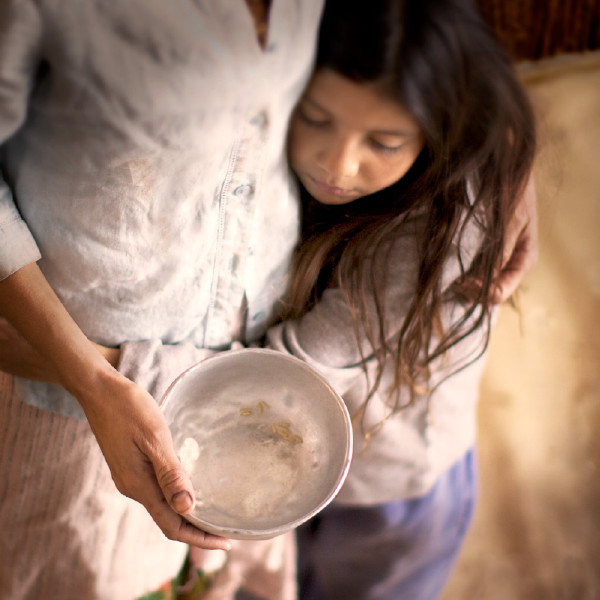 Mosali o tšoere sekotlolo se se nang letho o behile letsoho lehetleng la ngoana
