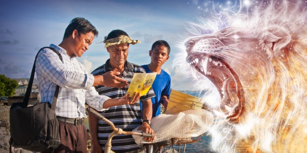 Mohoeletsi oa ’Muso o bontša banna ba babeli pampitšana; haufi le bona ke setšoantšo sa tau e purumang