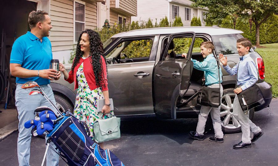 Pele morali’abo rōna a ea tšimong le bara ba hae ba babeli, o salisa monna oa hae hantle, kaha le eena o il’o bapala kolofo