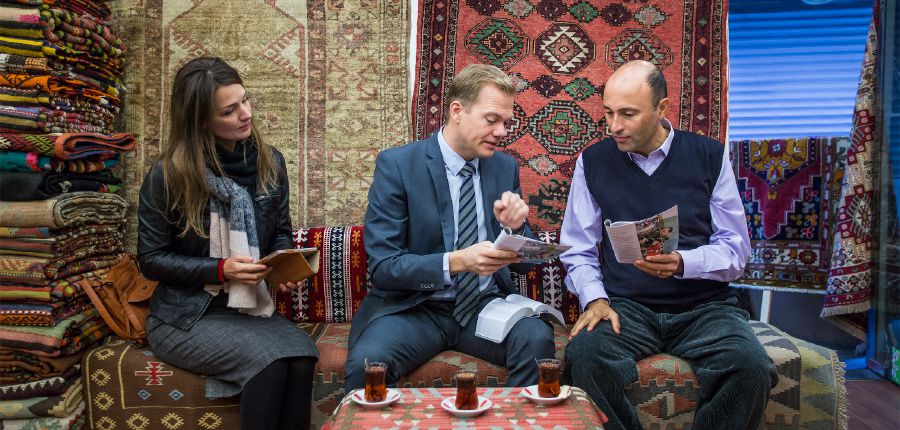 Steffen o buisana ka Bibele le ntate e mong ka shopong ea limmete