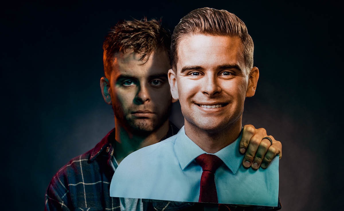 Mocha e mong ea apereng ka tsela e bohlasoa a bile a sa kuta litelu o tšoere foto ea moo a kutileng hantle a bile a apere hempe le tae