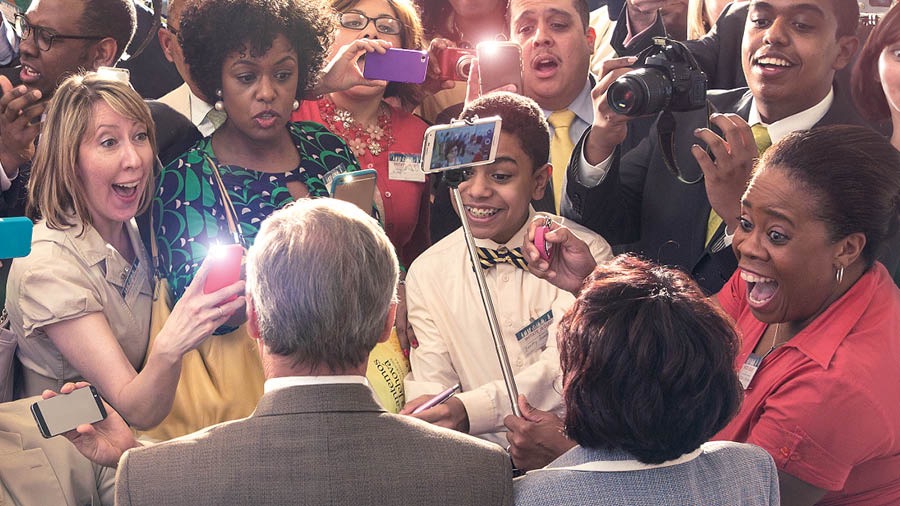 Moemeli oa ntlo-kholo le mohats’ae ba pota-potiloe ke batho ba batlang ho inka lifoto le bona kopanong.