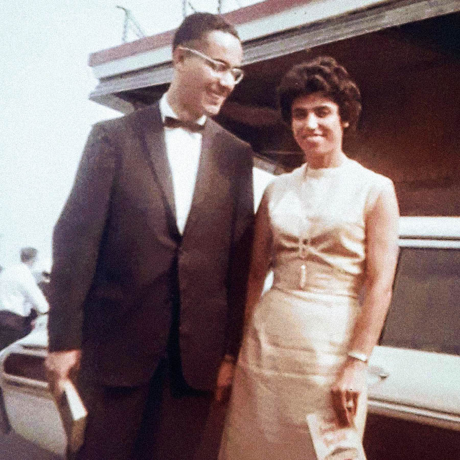 [Setšoantšo se leqepheng la 28]Ho tloha ka lehlakoreng le tšehali ho ea ka ho le letona.: Ntate oa ka. My mother. Me in 1953 when my family moved to Venezuela