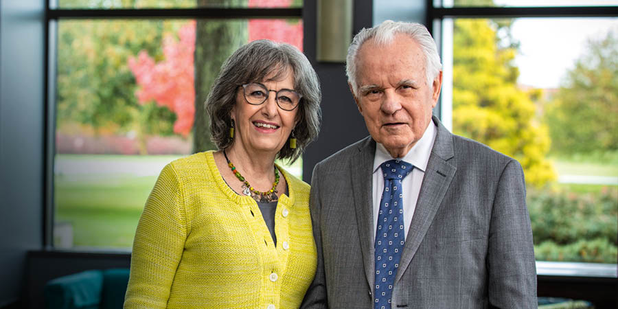 John le Laura Kikot.