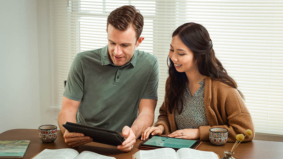 Banyalani bona bao ba bala Bibele le lingoloa tsa mokhatlo oa Molimo.