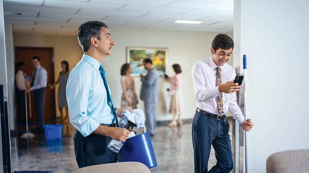 Moholo o shebile ha mor’abo rona e mocha a ngola molaetsa ka fono ho e-na le ho hloekisa Holo ea ’Muso.