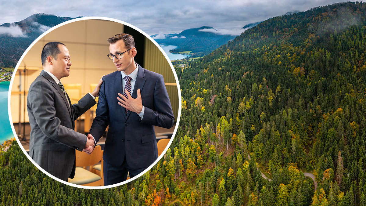 Litšoantšo: 1. Mor’abo rona o tšoarela mor’abo rona e mong ha a kopa tšoarelo ha ba le Holong ea ’Muso. 2. Moru o motle o nang le mebala e fapaneng ea lifate o koahetse thaba.