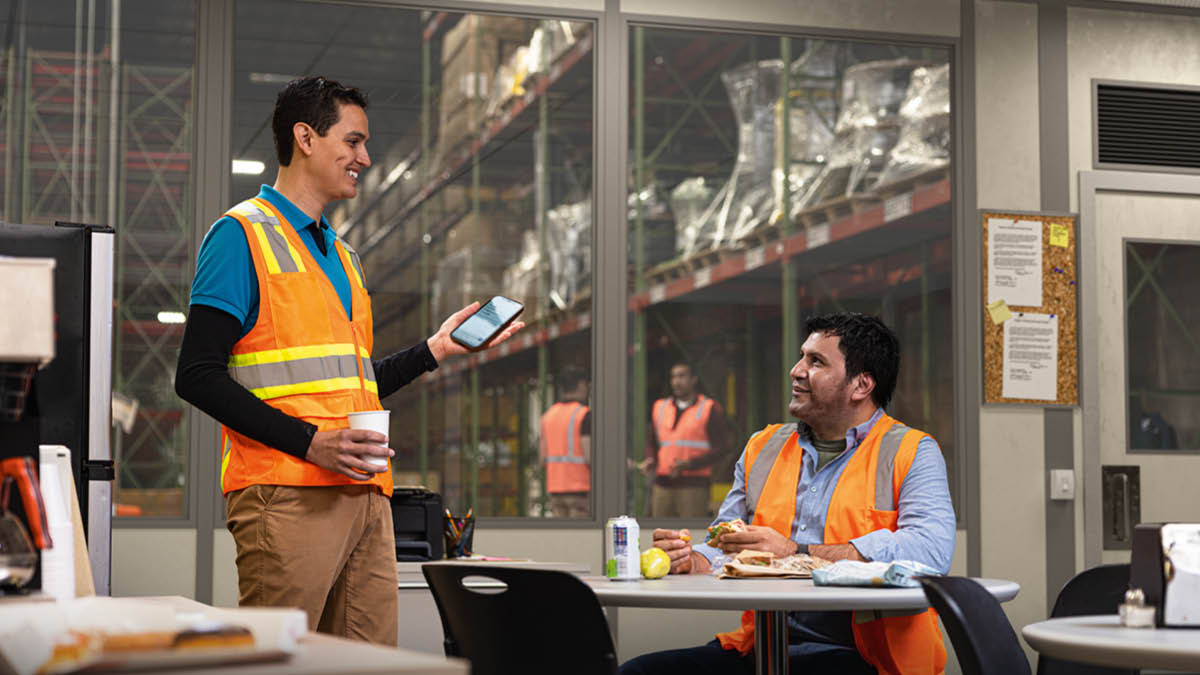 Mor’abo rona o bula Bibele fonong ha a ntse a bua le mosebetsi-’moho nakong ea khefu.